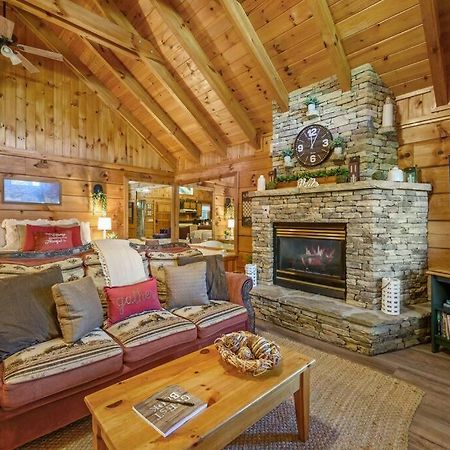 Do Not Disturb - Pigeon Forge Smoky Mountain Studio Cabin, Hot Tub, Fireplace Luaran gambar