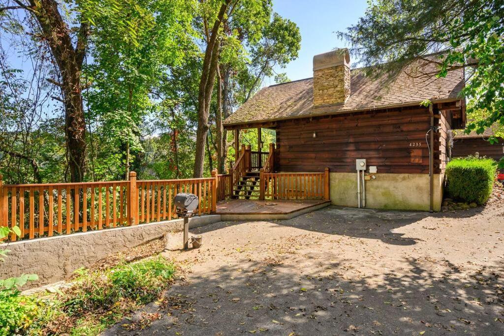 Do Not Disturb - Pigeon Forge Smoky Mountain Studio Cabin, Hot Tub, Fireplace Luaran gambar