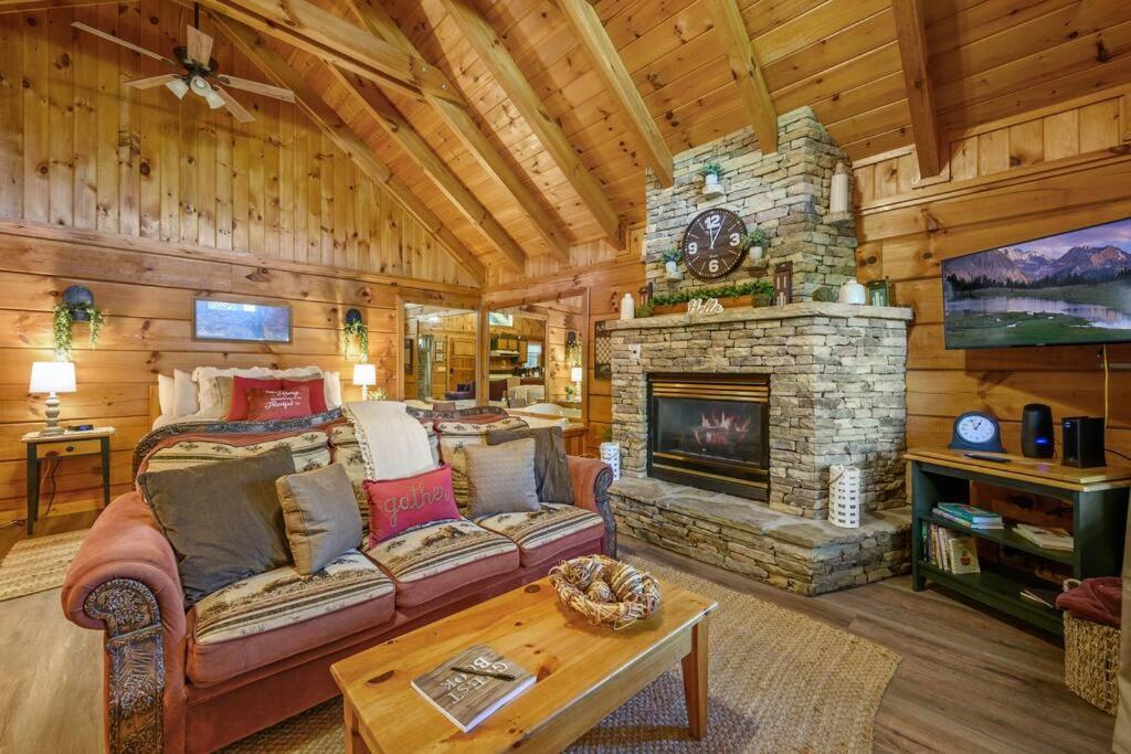 Do Not Disturb - Pigeon Forge Smoky Mountain Studio Cabin, Hot Tub, Fireplace Luaran gambar