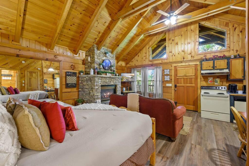 Do Not Disturb - Pigeon Forge Smoky Mountain Studio Cabin, Hot Tub, Fireplace Luaran gambar