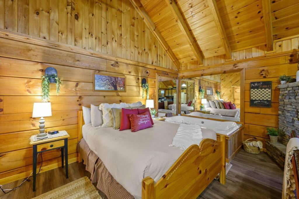 Do Not Disturb - Pigeon Forge Smoky Mountain Studio Cabin, Hot Tub, Fireplace Luaran gambar