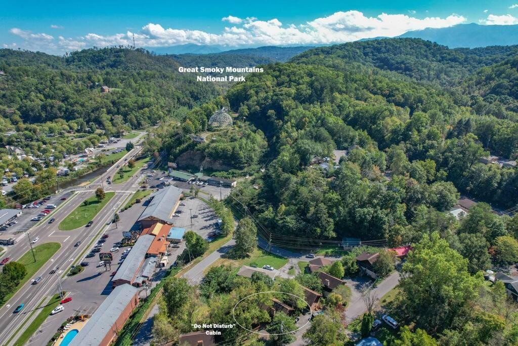 Do Not Disturb - Pigeon Forge Smoky Mountain Studio Cabin, Hot Tub, Fireplace Luaran gambar