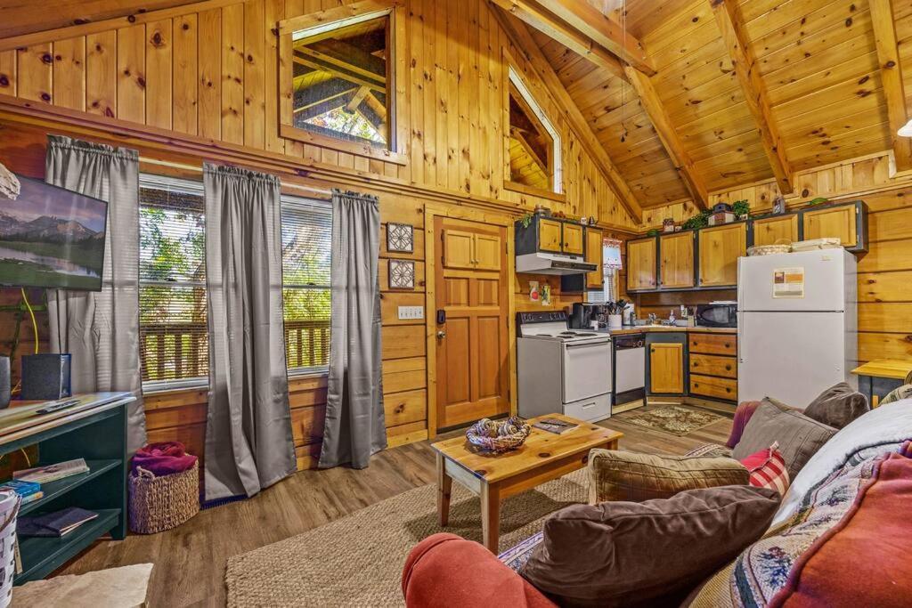 Do Not Disturb - Pigeon Forge Smoky Mountain Studio Cabin, Hot Tub, Fireplace Luaran gambar