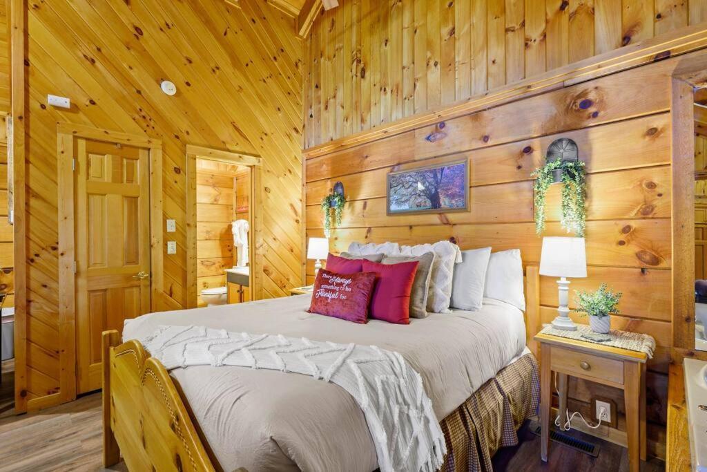Do Not Disturb - Pigeon Forge Smoky Mountain Studio Cabin, Hot Tub, Fireplace Luaran gambar