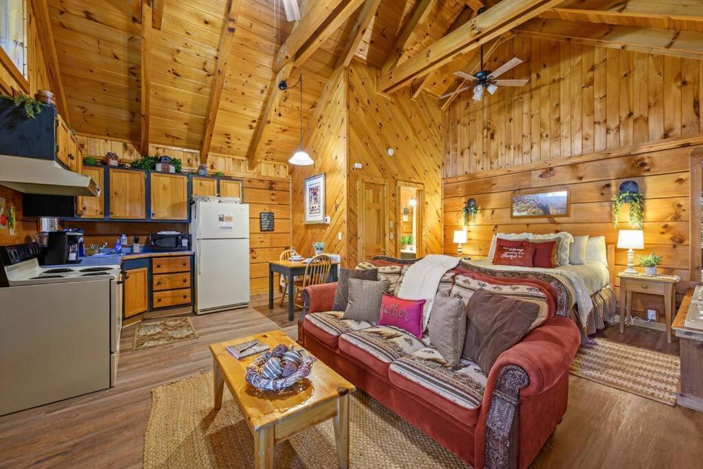 Do Not Disturb - Pigeon Forge Smoky Mountain Studio Cabin, Hot Tub, Fireplace Luaran gambar