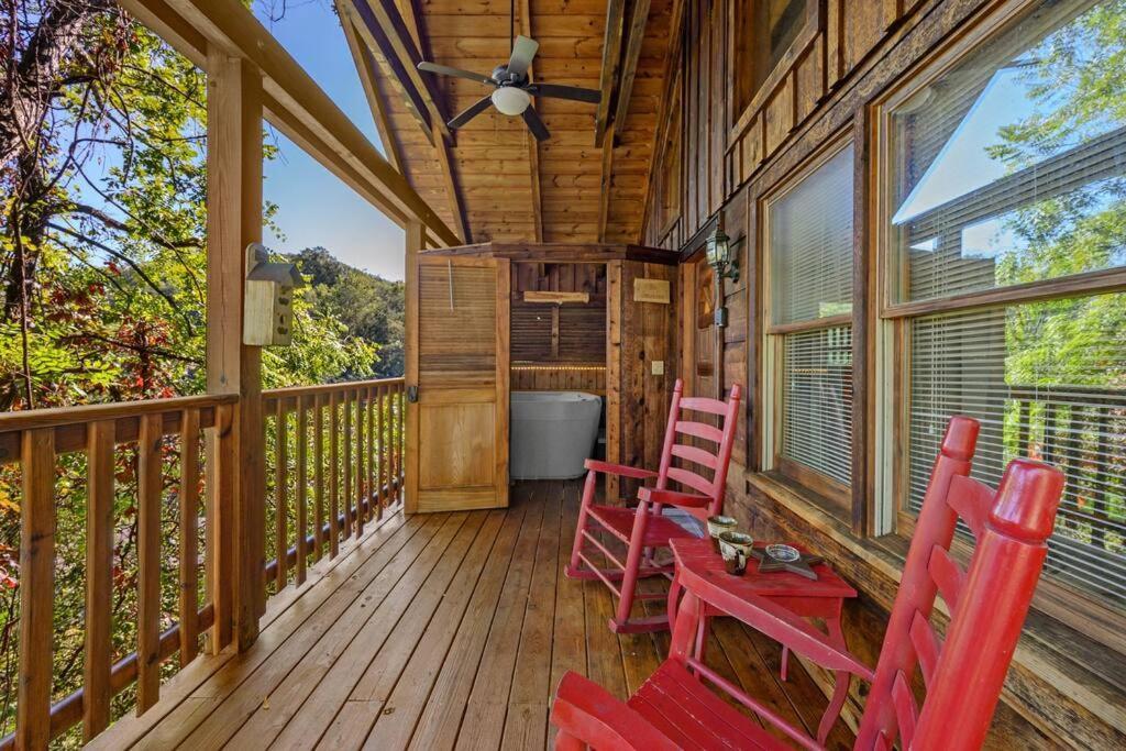 Do Not Disturb - Pigeon Forge Smoky Mountain Studio Cabin, Hot Tub, Fireplace Luaran gambar