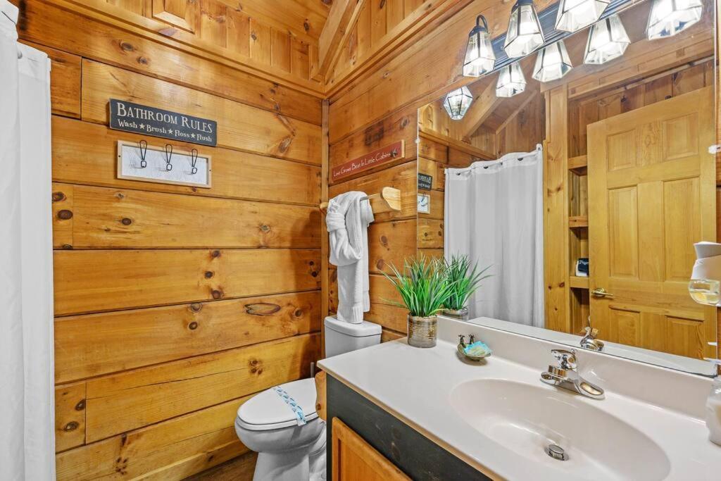 Do Not Disturb - Pigeon Forge Smoky Mountain Studio Cabin, Hot Tub, Fireplace Luaran gambar