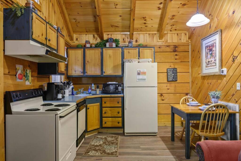 Do Not Disturb - Pigeon Forge Smoky Mountain Studio Cabin, Hot Tub, Fireplace Luaran gambar