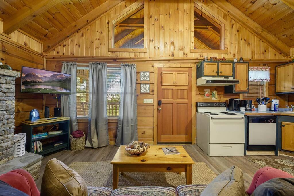 Do Not Disturb - Pigeon Forge Smoky Mountain Studio Cabin, Hot Tub, Fireplace Luaran gambar