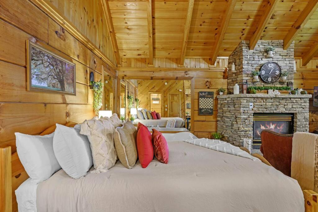 Do Not Disturb - Pigeon Forge Smoky Mountain Studio Cabin, Hot Tub, Fireplace Luaran gambar