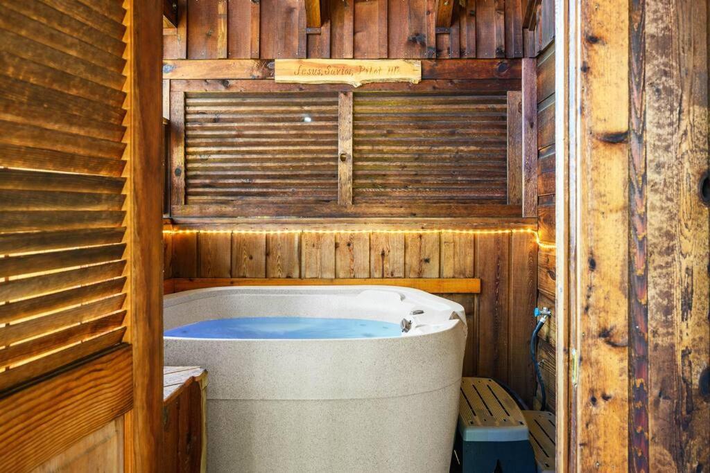 Do Not Disturb - Pigeon Forge Smoky Mountain Studio Cabin, Hot Tub, Fireplace Luaran gambar