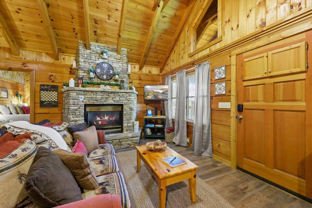 Do Not Disturb - Pigeon Forge Smoky Mountain Studio Cabin, Hot Tub, Fireplace Luaran gambar