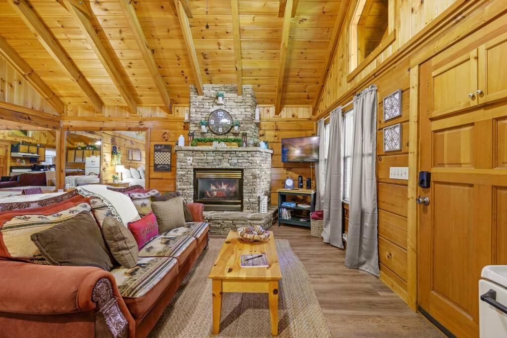 Do Not Disturb - Pigeon Forge Smoky Mountain Studio Cabin, Hot Tub, Fireplace Luaran gambar