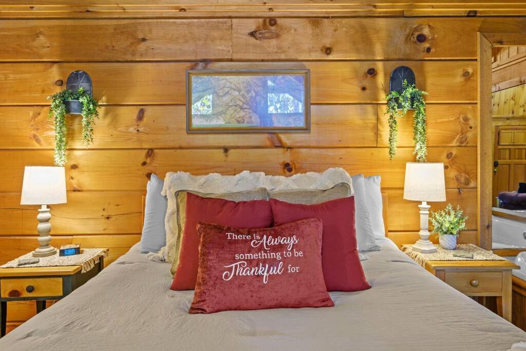 Do Not Disturb - Pigeon Forge Smoky Mountain Studio Cabin, Hot Tub, Fireplace Luaran gambar